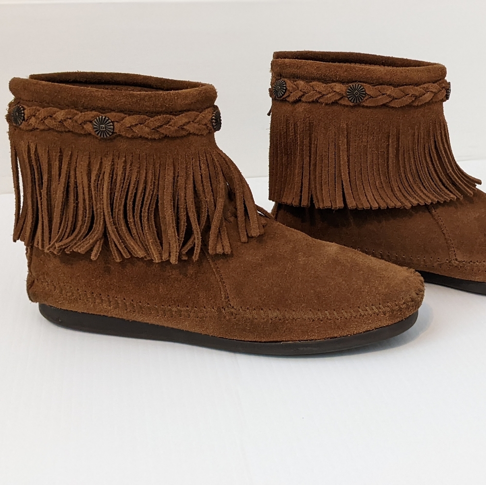 Minnetonka boots size 8